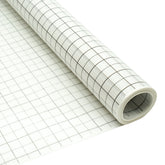 Eine Rolle weißes Mustertapetenpapier mit schwarzem Gitter- und Punktmuster, auf weißem Hintergrund abgerollt. RUITJES-PATROON-PAPIER-ROL