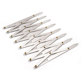 Un compás divisor de 8 puntas de aluminio plateado con remaches de latón, sobre fondo blanco. AFSTANDVERDELER-60-8-ALU