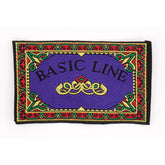 Parche tejido rectangular fondo morado, texto "BASIC LINE", borde ornamentado, FK-RETRO-005