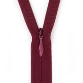 Een gesloten, bordeauxrode blinde rits met een bijpassende runner. De runner heeft het Opti logo. RITS-BLD-22-OPTI-ROOD