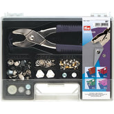 Kit de herramientas Prym Vario Plus en estuche de plástico transparente con alicates y broches surtidos en negro, plata, oro y blanco. PRYM-651420 4002276514201