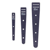 Tres pasacables elásticos Prym azul oscuro con marcas de medida y agujeros, sobre fondo blanco. PRYM610200 4002276102002