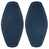 Deux écussons en cuir bleu foncé avec de petites perforations sur les bords, prêts à être cousus. ELLEBOOGSTUKKEN-LEER-35-19-DONKERBLAUW