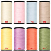 Ocho bobinas de hilo de coser Goldmann en colores pastel: crema, rosa, azul claro, beige, amarillo, lila, coral y verde. SET-ZACHT-EXTRA-STERK