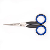 Un par de tijeras de tela negras y azules con hojas plateadas, etiquetadas FINNY PROFI 770213. FINNY-770213 4013434004151