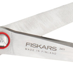 Close-up van de geopende bladen van de Fiskars stofschaar, met de gravering "FISKARS MADE IN FINLAND 2411" duidelijk zichtbaar. 6411501985026 FISKARS-LINKS-2411 | FISKARS-LINKS-2411 | 6411501985026