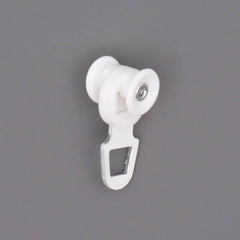 Einzelner weißer Kunststoff-Gardinenläufer mit Metallhaken für U-Schienen. FK Marke.