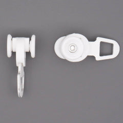 Zwei weiße Kunststoff-Vorhangläufer mit Metallhaken auf grauem Hintergrund. Ein Läufer hat zwei Räder, der andere ein Rad und einen Haken. 100 Stück.