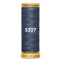 Eine Spule dunkelblaues Gütermann Jeans Garn, 100m, mit sichtbarer Nummer 5397. GUTERMANN-JEANS-100M-5397 4029394119002
