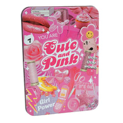 Gesloten Gutermann Cute and Pink naaigarenbox met roze collage design van lippen, cupcake, camera, roller skates en tekst, GUTERMANN-PINK-SET-640960 4068075077538