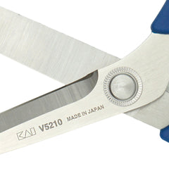 Detail van KAI V5210 stofschaar met roestvrijstalen bladen en "MADE IN JAPAN" gravure, 4901331505003 | KAI-V5210-BLUE | 4901331505003