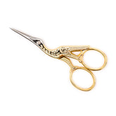 Goldener Storchen-Stickereischere mit detailliertem Design, silbernen Klingen, auf weißem Hintergrund. MADEIRA-9479 4003760994790