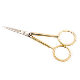 Goldfarbene Stickschere mit scharfen Klingen und Fingerringen, auf weißem Hintergrund. MADEIRA-9477 4003760994776