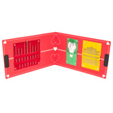 Estuche abierto de agujas de coser rojo con dos compartimentos para agujas plateadas y doradas, y un pequeño bolsillo verde. PRYM-128161 4002271281610