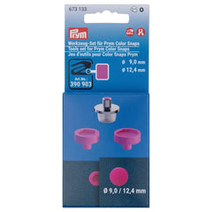 Prym Color Snaps Werkzeug-Set in blauer Verpackung, zeigt Metall- und pinke Kunststoffwerkzeuge für 9mm und 12,4mm Druckknöpfe. 673133 390903