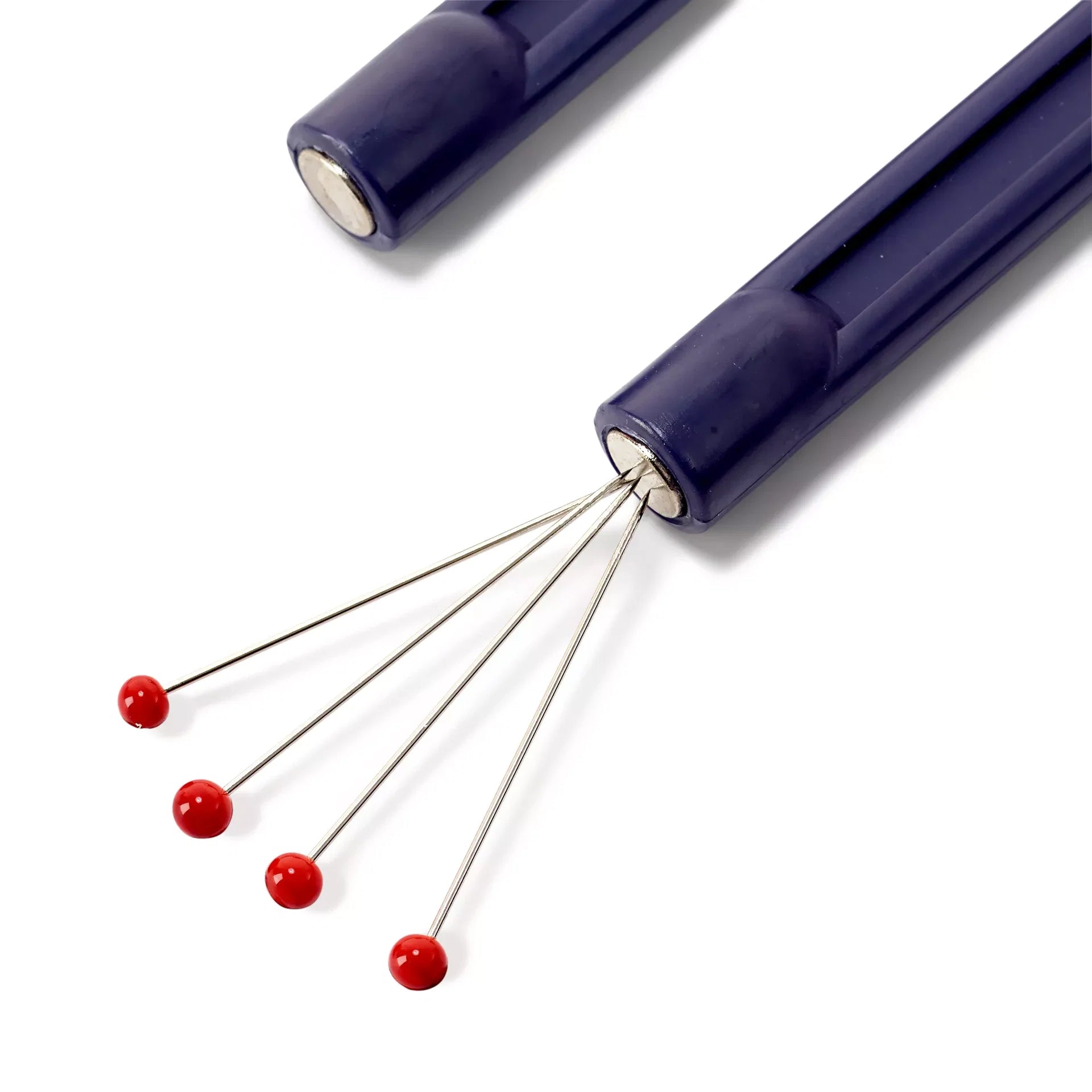 Close-up van Prym hoefijzermagneet die metalen spelden met rode kopjes aantrekt, PRYM-611260 | PRYM-611260 | 4002276112605