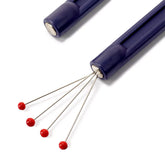 Close-up van Prym hoefijzermagneet die metalen spelden met rode kopjes aantrekt, PRYM-611260 | PRYM-611260 | 4002276112605