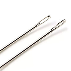 Gedetailleerde close-up van de grote, langwerpige ogen van twee zilverkleurige Prym matrasnaalden, ideaal voor dik garen. | PRYM-131490