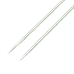 Close-up van de scherpe punten van twee zilverkleurige Prym matrasnaalden op een witte achtergrond.