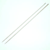 Dos agujas largas y finas para colchón de color plateado con ojal visible, presentadas sobre fondo blanco. 131490