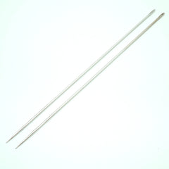 Twee lange, zilverkleurige Prym matrasnaalden van 25 cm, diagonaal liggend op een witte achtergrond. | PRYM-131490