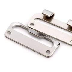 Close-up van twee zilverkleurige Prym rok- en broekhaken van 25mm, liggend op een witte achtergrond, met focus op de metalen textuur en de bevestigingsgaten. SKU PRYM-267261. | PRYM-267261