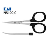 Tijeras de bordado de hoja curva con mangos negros, logo KAI y texto 'MADE IN JAPAN'. KAIN5100C 4901331501906