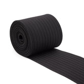 Un rollo de cinta elástica negra, de 10 cm de ancho, con textura acanalada, sobre fondo blanco. PYJAMA-ELAS-10-ZWART-5M