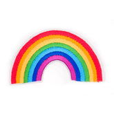 Parche de arcoíris bordado con rayas rojas, naranjas, amarillas, verdes, azules y rosas vibrantes sobre fondo blanco. HKM-RAINBOW