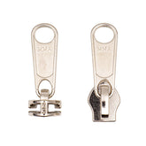 Twee zilverkleurige YKK ritslipjes met YKK logo, één aan een schuiver, voor tentritsen. YKK-TENT-RUNNER-ENKEL-10C