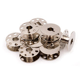 Stapel glänzender silberner Metall-Nähmaschinenspulen mit runden Löchern, auf weißem Hintergrund. SEWMATE-40264NS-S(P) 4714379452433