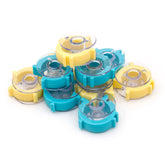 Stapel gelber und türkiser Nähmaschinenspulen aus Kunststoff mit klaren Oberteilen, einige mit Clips. SEWMATE-2518P(B)(P)(BC)-CLIPS 4712852833793