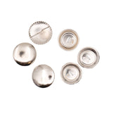 Silberne Stoffknöpfe aus Metall mit glatter Kuppelvorderseite und Dornrückseite, lose auf weißem Hintergrund gezeigt.
