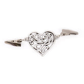 Silver heart-shaped vest clip with intricate filigree design and two metal clasps. VESTSLUITING-HART-ZILVER
