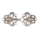 Cierre de chaleco plateado ornamentado con gancho y ojal, diseño clásico de volutas, 11x5 cm. VESTCLIPS-KLASIEK-XL-ZILVER