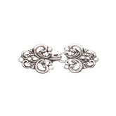 Clip de chaleco clásico plateado con volutas ornamentadas y cierre de gancho y ojal, 66x28mm VESTCLIPS-KLASIEK-66x28