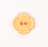 Un solo botón naranja claro con forma de flor, dos agujeros y detalles de pétalos tallados. KNP00101
