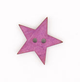 Un solo botón morado en forma de estrella con dos agujeros, hecho de material texturizado similar al papel. KNP00026
