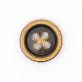 Un solo botón metálico de bronce antiguo con cuatro agujeros, 15mm de diámetro, sobre fondo blanco. KNP00217