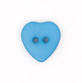 Un solo botón azul en forma de corazón con dos agujeros, de plástico. KNP00047