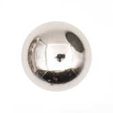 Bouton métallique argenté brillant avec design de ballon de football, 22x22 mm, sur fond blanc. KNP00143