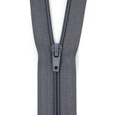 Primer plano de una cremallera gris oscuro con deslizador gris sobre fondo blanco, cinta de tela, 12cm de largo. 8719993033022 8719993033022