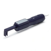 Enhebrador de agujas magnético morado oscuro para máquinas de coser, con un imán rectangular plateado y una fina aguja metálica. PRYM611126 4002276111264