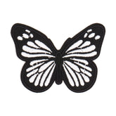 Parche termoadhesivo de mariposa negra con detalles bordados blancos, sobre fondo blanco, HKM45103
