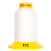 Une bobine blanche de fil Gütermann MaraFlex avec base et capuchon jaunes, étiquetée '111'. GUTERMANN-MARAFLEX-1500M-111