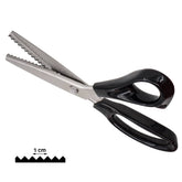 Eine 22cm Zackenschere mit schwarzen Griffen und gezackten Klingen, mit einem 1cm Schnittmuster. KARTELSCHAAR-22-5MM