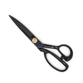 Schwarze professionelle Stoffschere mit goldener Drehachse, auf weißem Hintergrund. 9792.0094.999 9791000413990