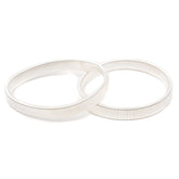 Deux supports de manches élastiques argentés à texture côtelée, présentés lâchement sur fond blanc. MOP00002