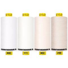 Vier Gütermann Mara polyester naaigaren spoelen in wit, gebroken wit en beige. MARA-SET-800.111.802.299