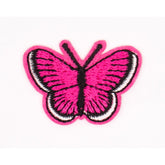 Un parche de mariposa bordado rosa brillante con detalles negros y borde blanco, sobre fondo blanco. HKM-30570-1SB